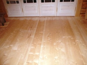Kriisa Talu esimesed toad on põrandalaudadega kaetud. Põrandalaudest eemaldasime niiskuse ning kuivatasime üle. Niiskus jäi 10% – 12% vahele kui lauad kinnitasi